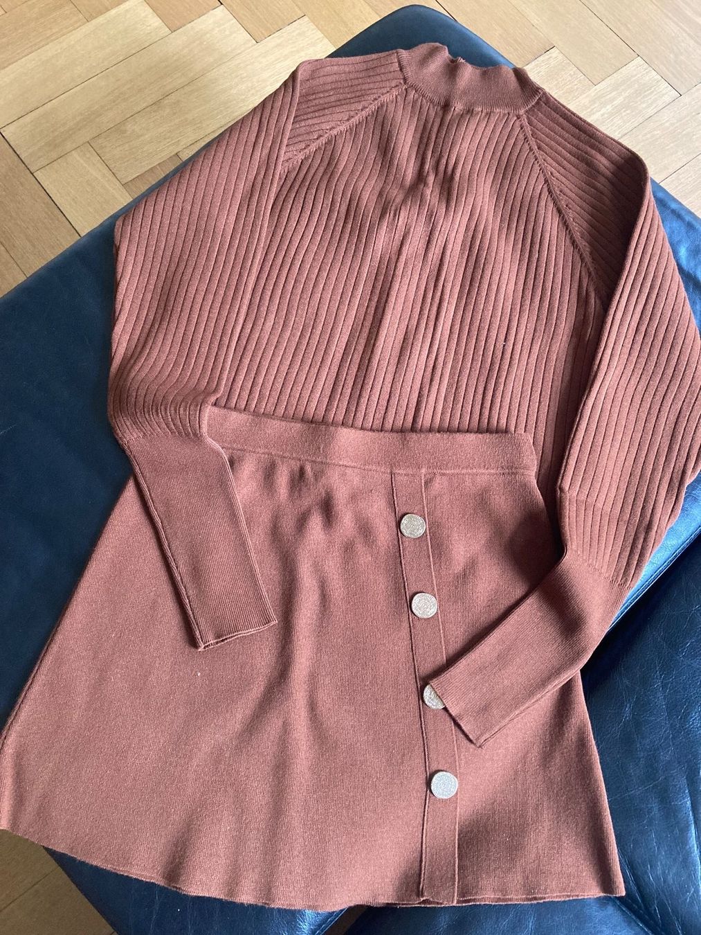 Zara Gonne: SEHR SCHÖNER ROCK STRICKWARE, GR. S, VISKOSEGEMISCH – Usato da Zürich venduto da elegantissima 3