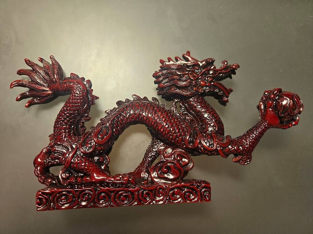 Statuette: Dunkelrote Drachenstatue aus Kunstharz – Usato da Basel venduto da Mahapo