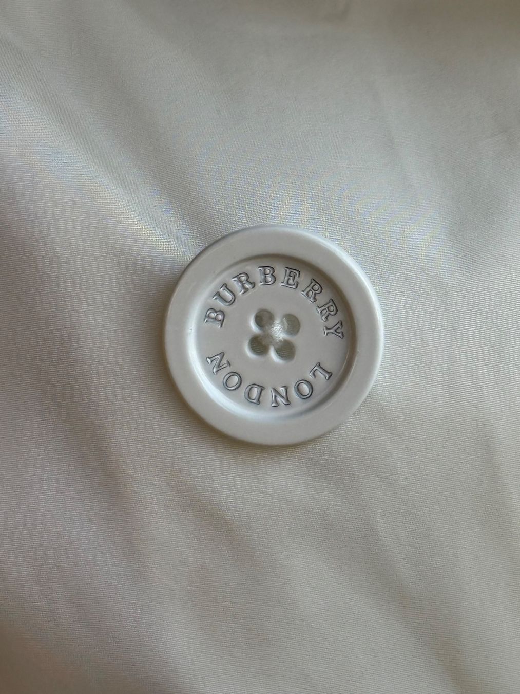 Burberry Cappotti: Weisser Trench Coat von Burberry – Usato da Endingen venduto da lisous.closet 3