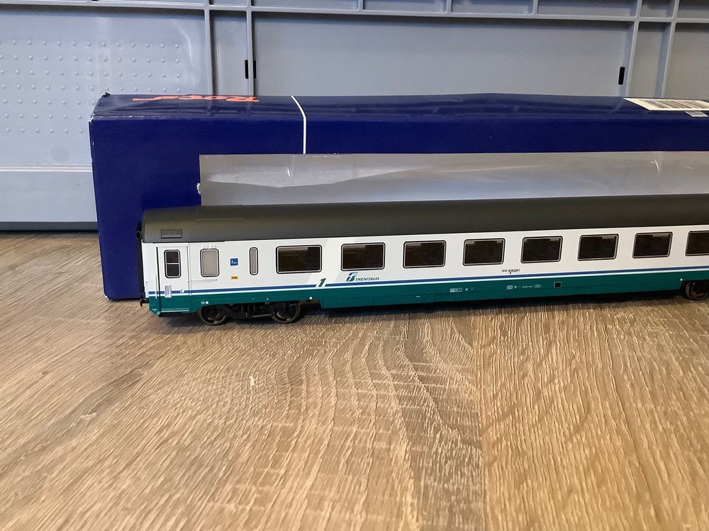 Voiture couchettes à bogies, UIC-Y B9c9X, 2ème classe, bleue et blanche