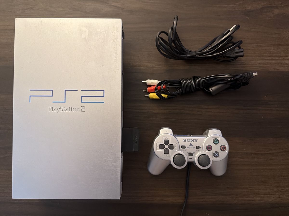 Sony Console: Playstation 2 SCPH-50004 silver console with controller – Usato da Zug venduto da fre_w72x