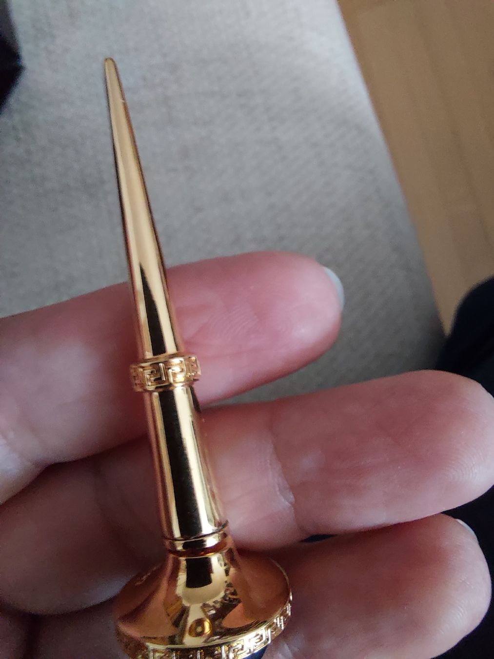 Versace Ohrringe & -stecker: Versace Ohrstecker, goldfarbenes Messing, und Perle – Gebraucht aus Veltheim AG von gave04 6