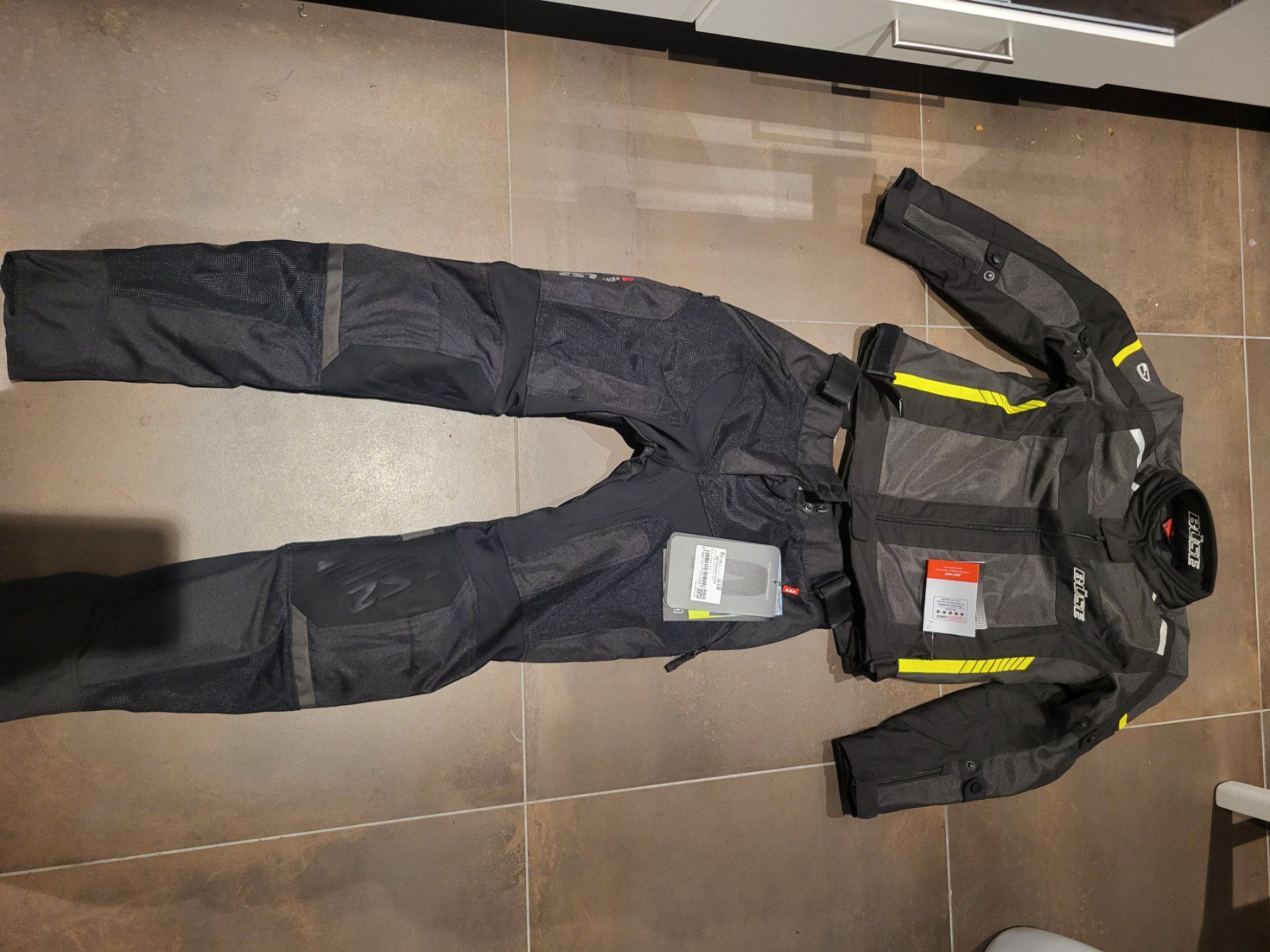 Lotti di vestiti: Ensemble moto BUSE noir jaune taille L neuf – Nuovo (secondo la descrizione) da Moutier venduto da ame_25z6