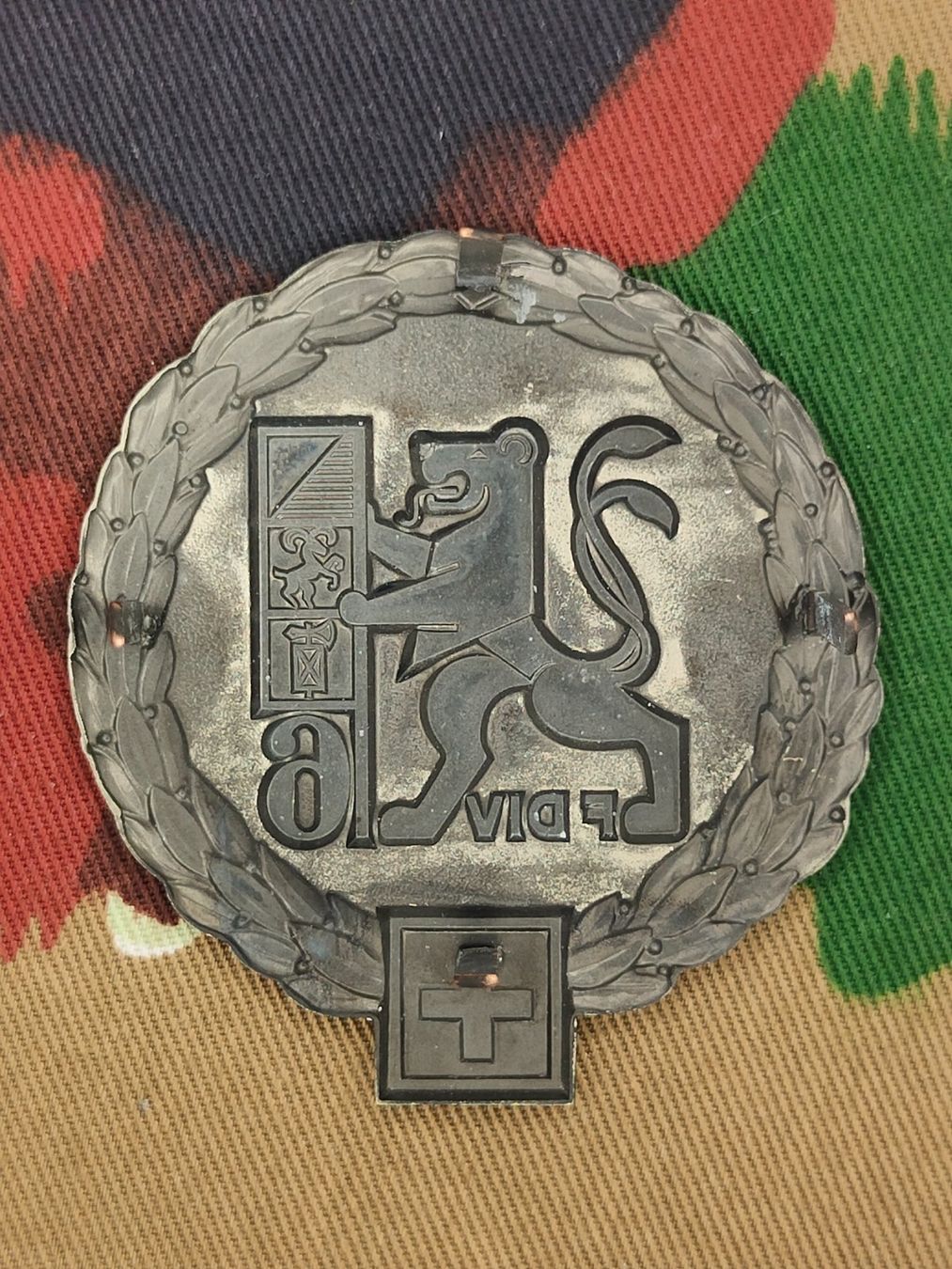 Schweizer Armee Placchette & Badge: Béretemblem Felddivision 6, Variante 2, neu – Nuovo (secondo la descrizione) da Bauma venduto da SwissMilitaria 1