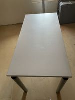 Gebrauchter Bürotisch/Schreibtisch, Metallgestell, leicht