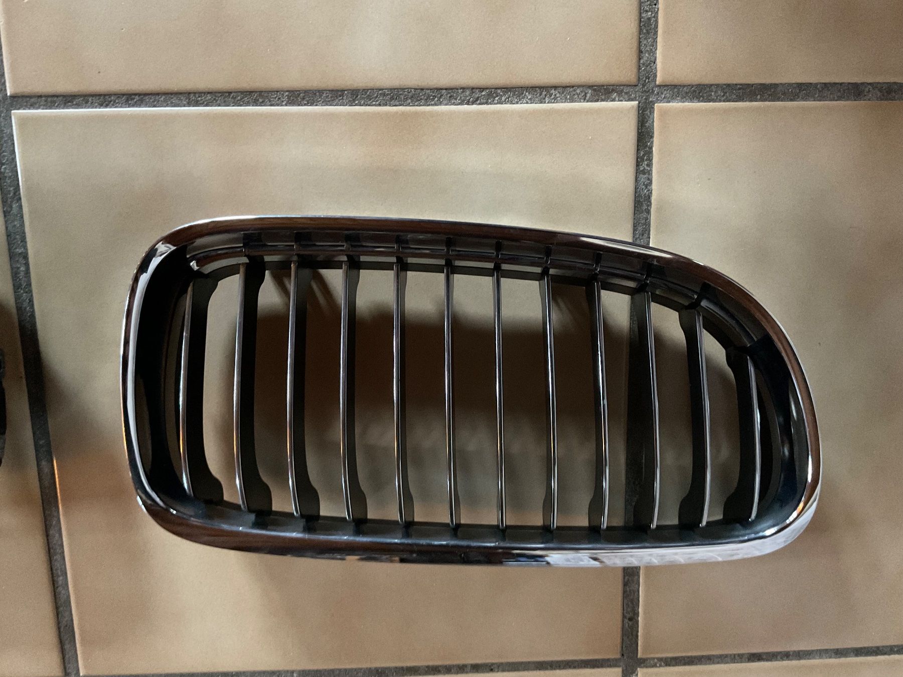 BMW Tutti pezzi di ricambio auto: Grilles BMW E90 & E91 couleur chrome d’origine – Usato da Cortébert venduto da Wolphy 4