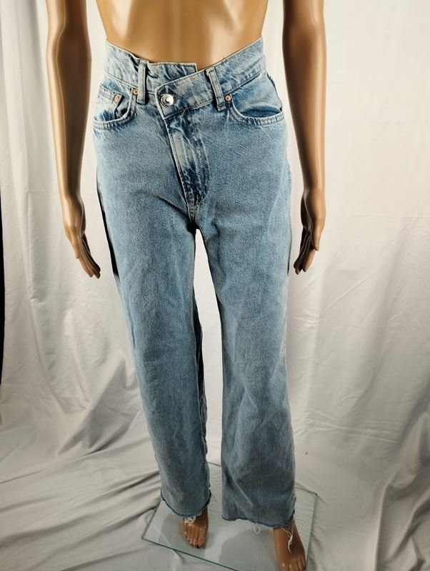 Stradivarius Jeans: STRADIVARIUS Jeans Gr. 32 – Usato da Schübelbach venduto da Restwert_Schubelbach