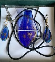 HALSKETTE UND OHRRINGE AUS GLAS - BLAU - NEU.