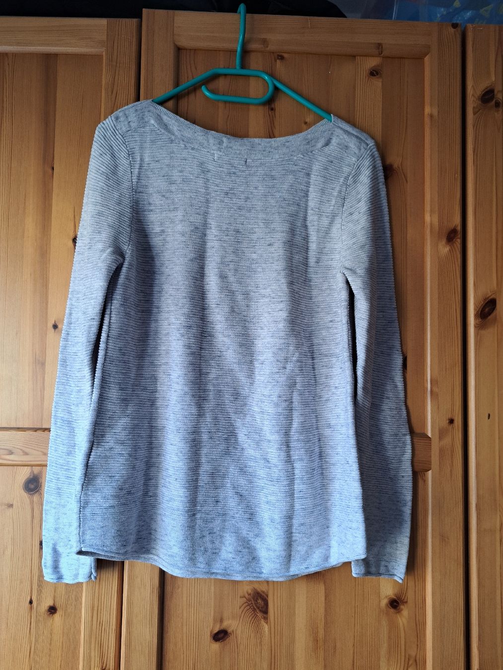 Maglioni & Felpe: Hellgrauer Baumwollpullover – Locker & Stylisch – Usato da Taverne venduto da SelenaR. 2