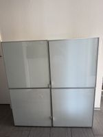 Weisser Schrank mit Glastüren