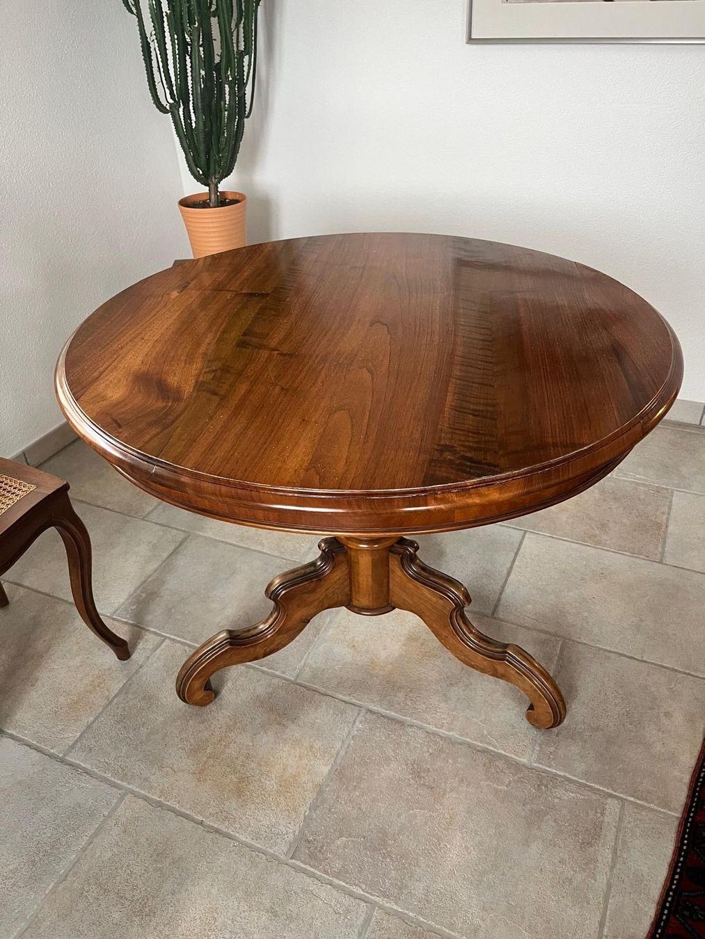 Tische: Wunderschöner runder Tisch im Louis-Philippe-Stil – Gebraucht aus Klingnau von Umweltklinik