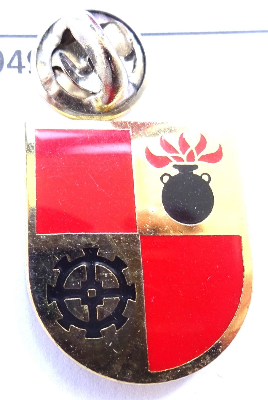 Placchette & Badge: Pin Wappen rot goldig Bombe Rad – Usato da Utzenstorf venduto da BUtter81