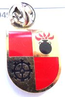 Pin Wappen rot goldig Bombe Rad