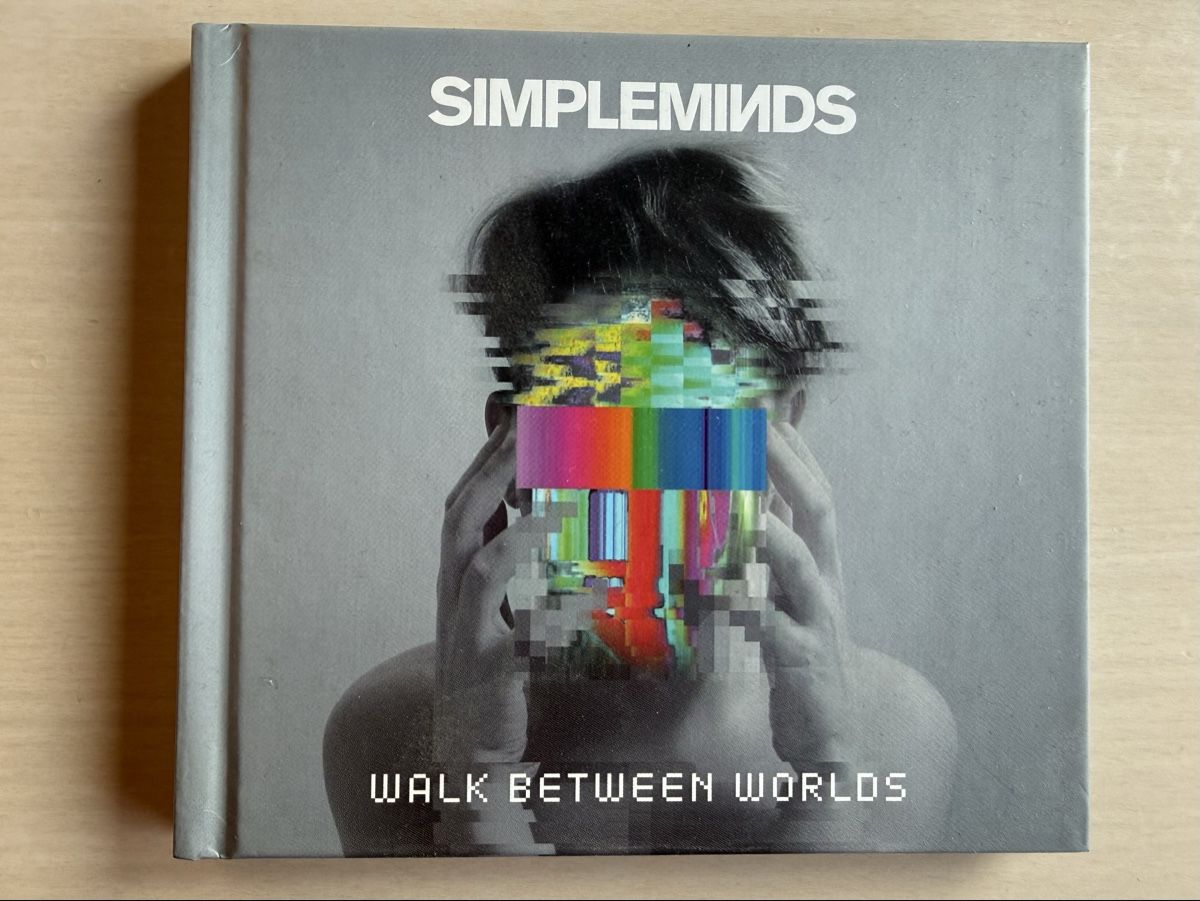 CD: Simple Minds - Walk Between Worlds, Special Edition! – Usato da Oberried Brienz venduto da Chyara