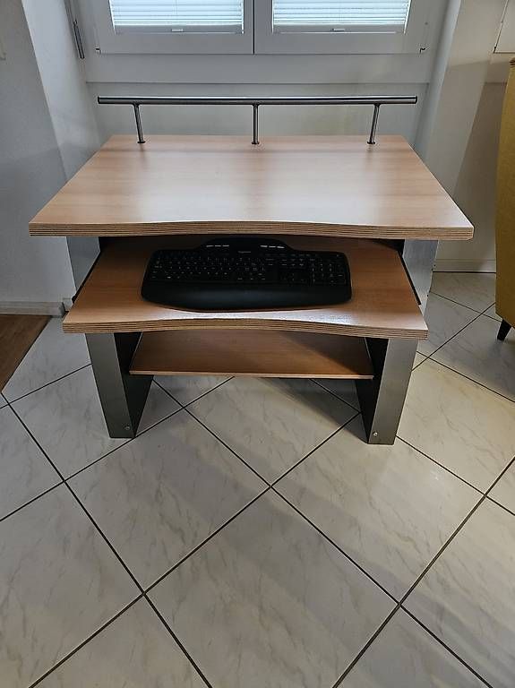 Bureaux: PC Möbel  – D'occasion à Arth par fassleru 1