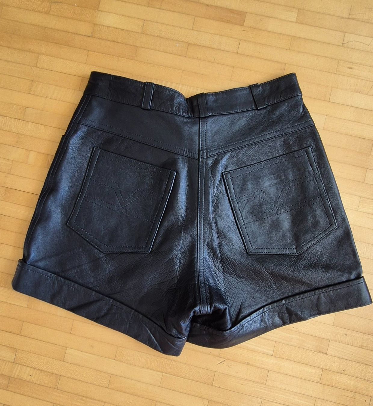 Pantalons: Short vintage en vrai cuir – D'occasion à Villars-sur-Glane par Verocac 1