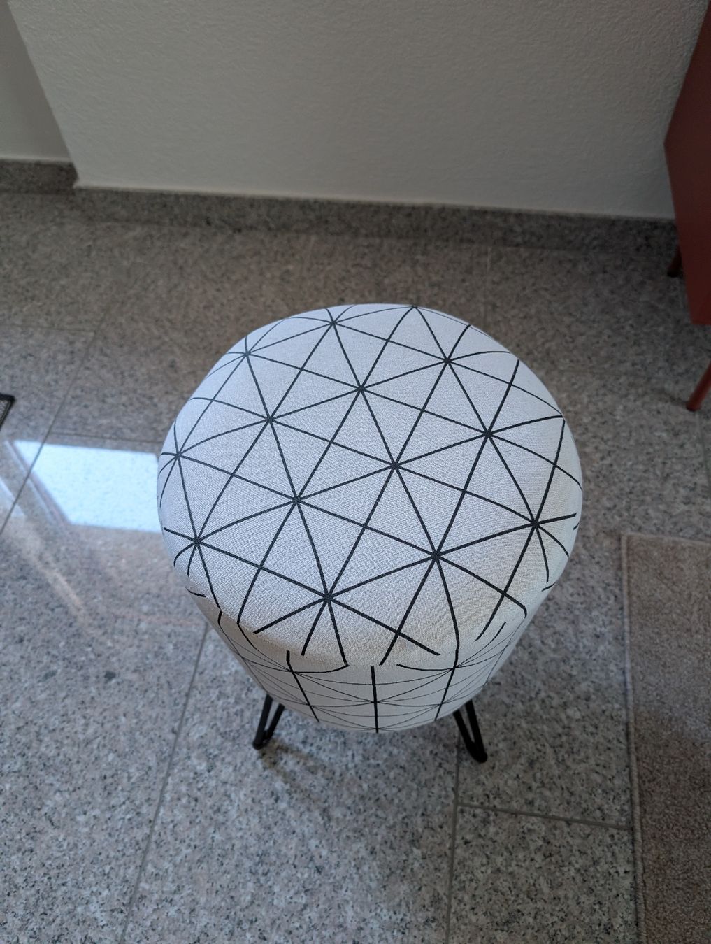 Tabourets: Moderner Polsterhocker mit geometrischem Muster – D'occasion à Wittenbach par cikali 1