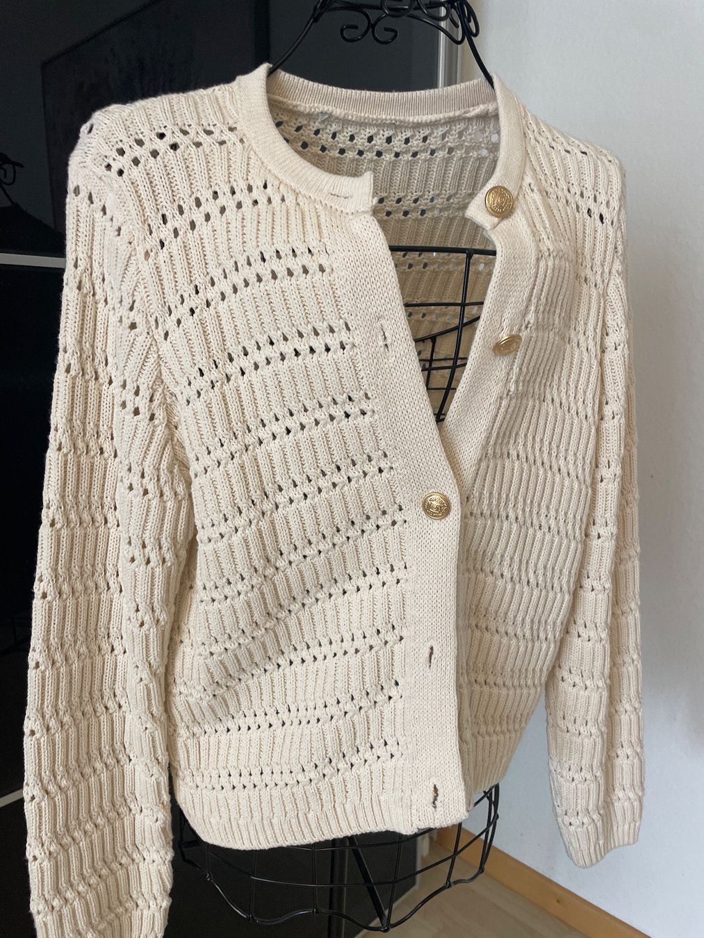 Giacche: Cremige Strickjacke mit Goldknöpfen Gr.L – Nuovo (secondo la descrizione) da Obfelden venduto da 3zwerge 1