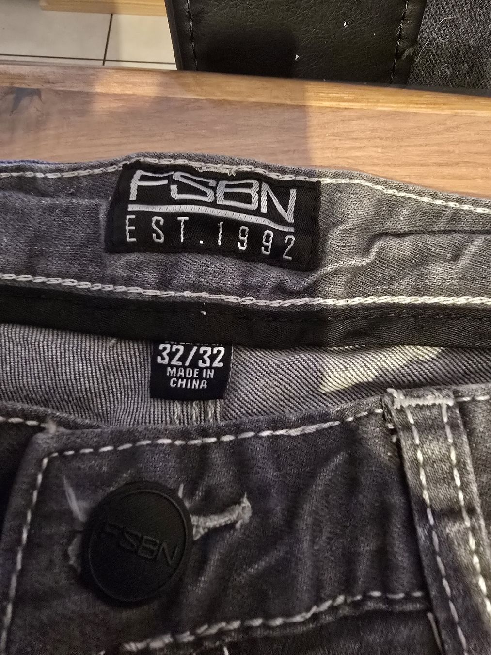 Jeans: Jeans jamais porté 32/32 – Nuovo (secondo la descrizione) da Villars-sur-Glâne venduto da K6fois2 1