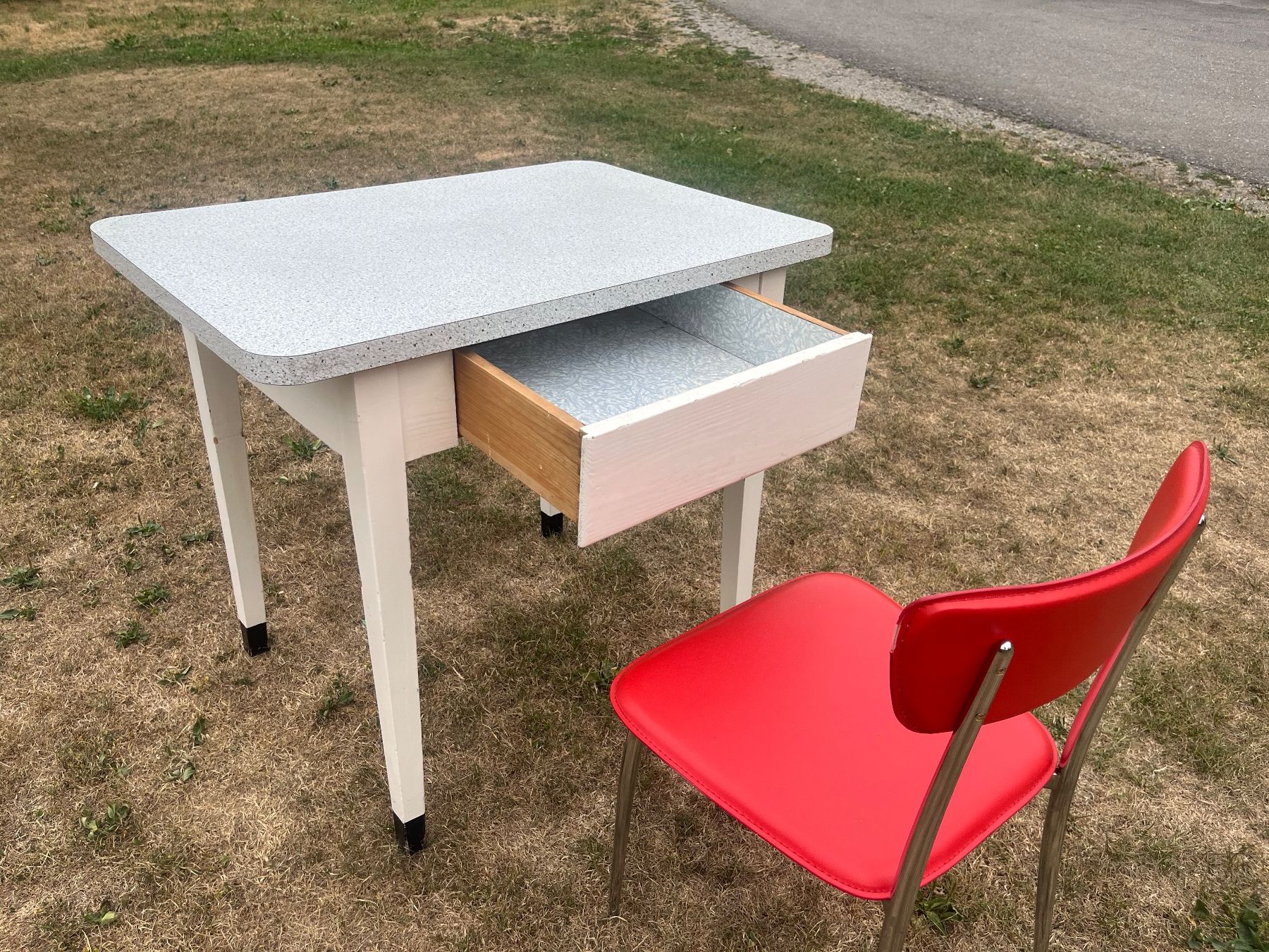 Tables: Küchentisch mit Schublade und Stuhl – D'occasion à Allmendingen b. BE par juair 2