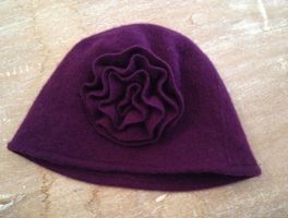 Strick Mütze violett mit Blumen Dekoration 50 cm
