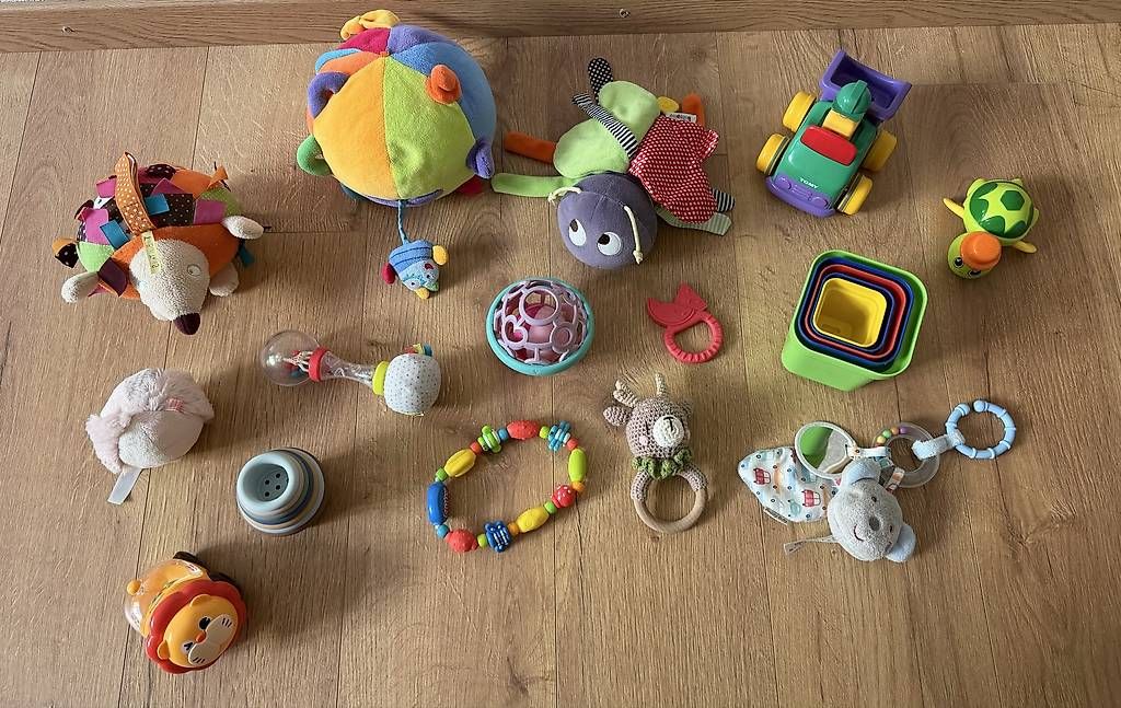 Giocattoli: Diverses Babyspielzeug  – Usato da Innerferrera venduto da Sternli-24. 1