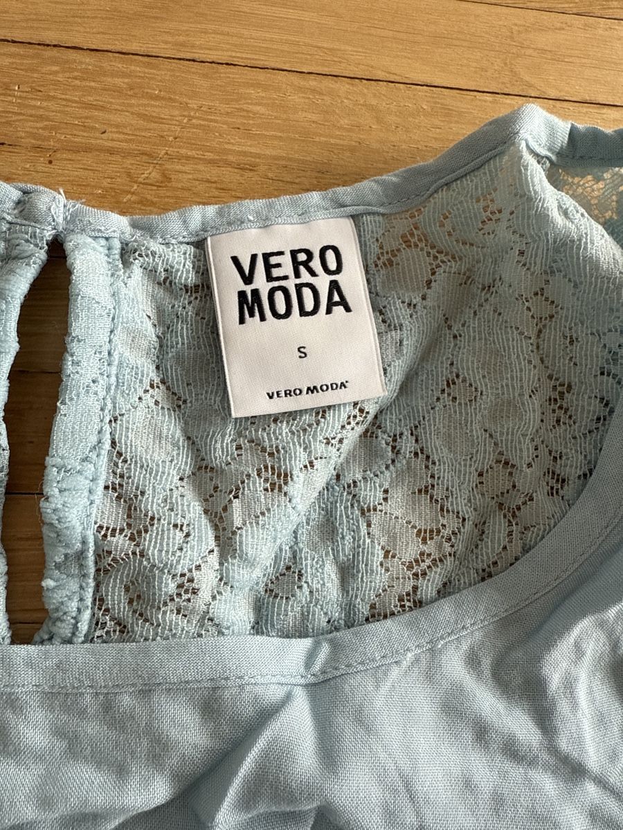 Vero Moda Blusen: VERO MODA Sommertop Gr. S Spitze hellblau luftig angenehm – Gebraucht aus Winterthur von Streisel 1