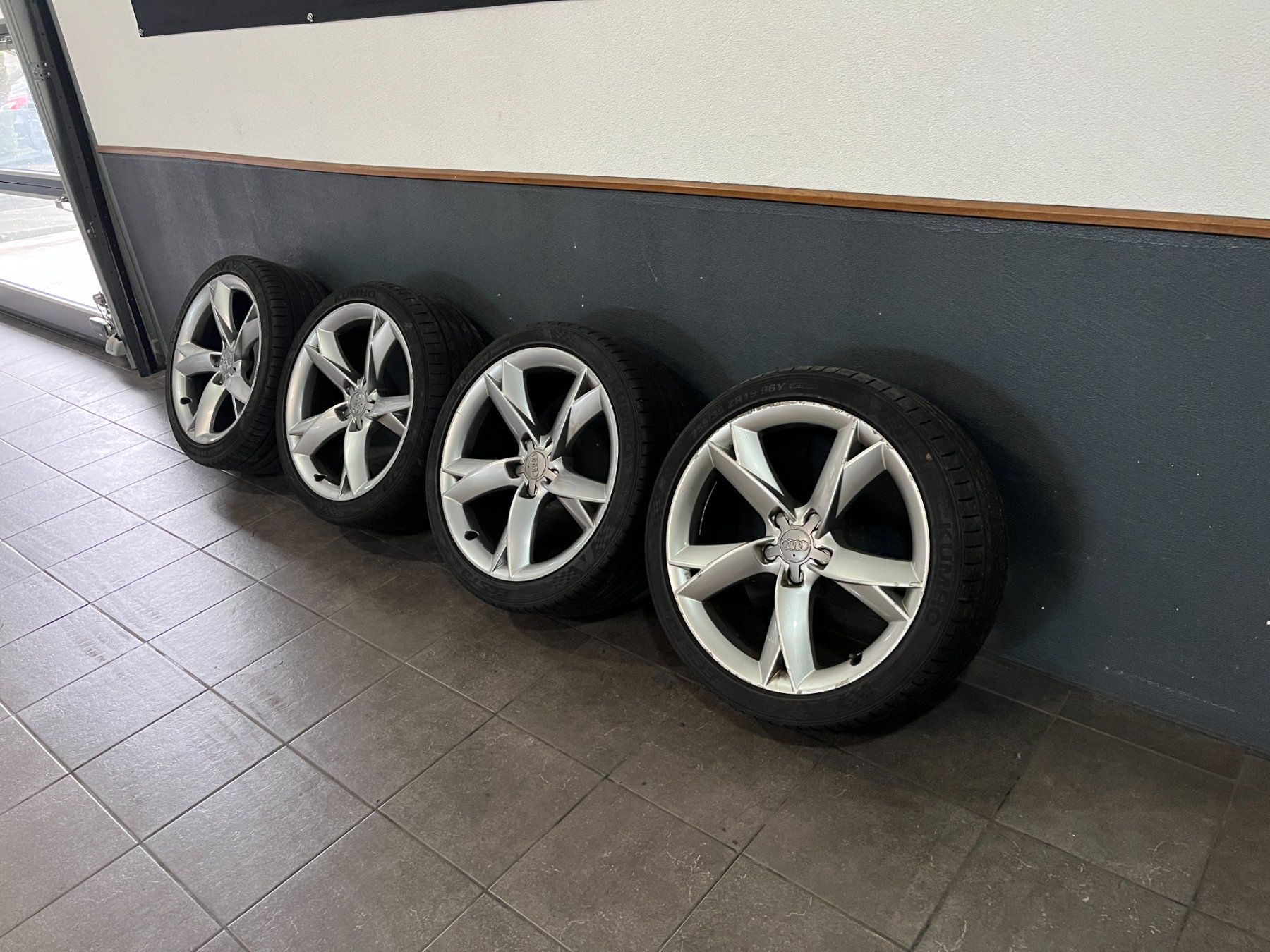 Audi Pneumatici & Ruote complete: 4 X 19 Zoll  Audi Sommerräder – Usato da Altstätten venduto da TM-Auto