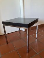 Tischlein, Schwarz mit Metallbeinen