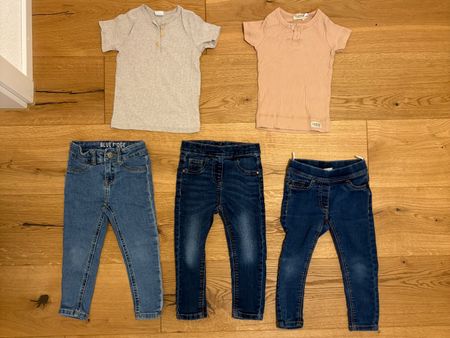 Kleiderpaket, Gr. 92: 2 Shirts & 3 Jeans - schmaler Schnitt