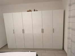 Grosszügiger Kleiderschrank