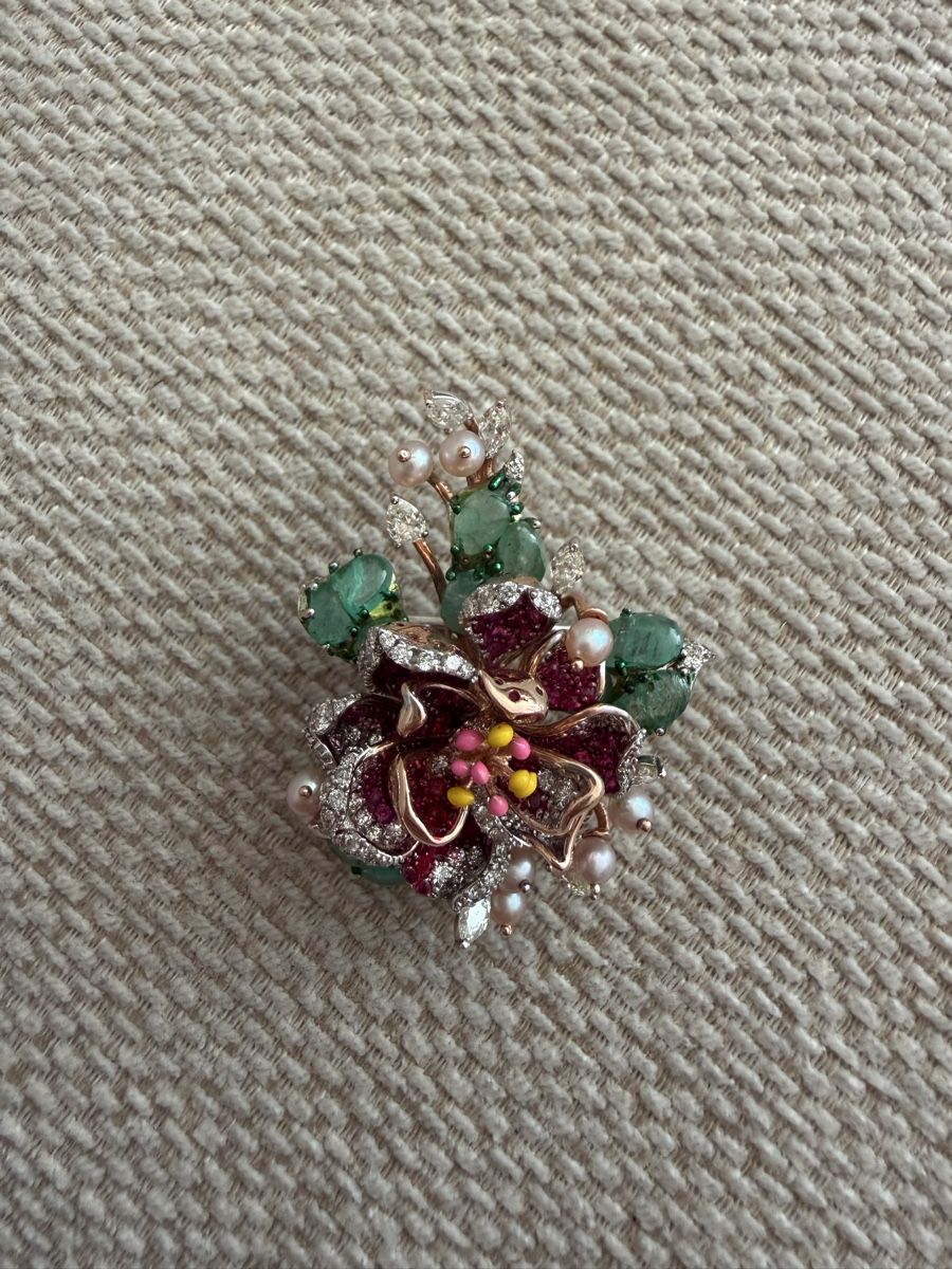 Broches & Aiguilles: LAST BEFORE MELT Flower Brooch Emerald Ruby Pearl Diamond – Neuf (Voir description) à Zürich par Pandainlondon