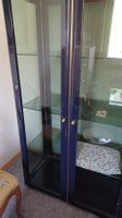 Vitrinen-Schrank blau mit Goldrand gebrauchter Zustand