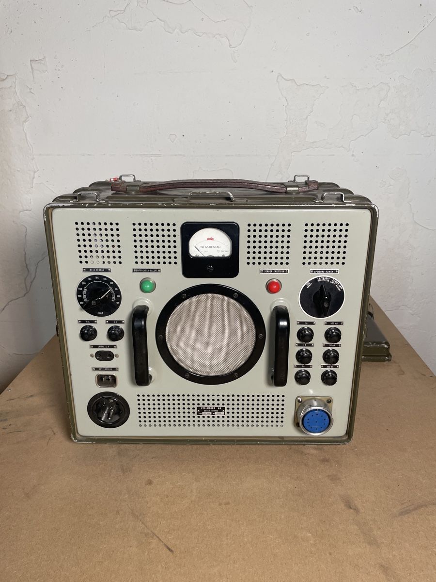 Radios: Schweizer Armee - Speisegerät SE-222 – Défectueux à Fribourg par JohnB4