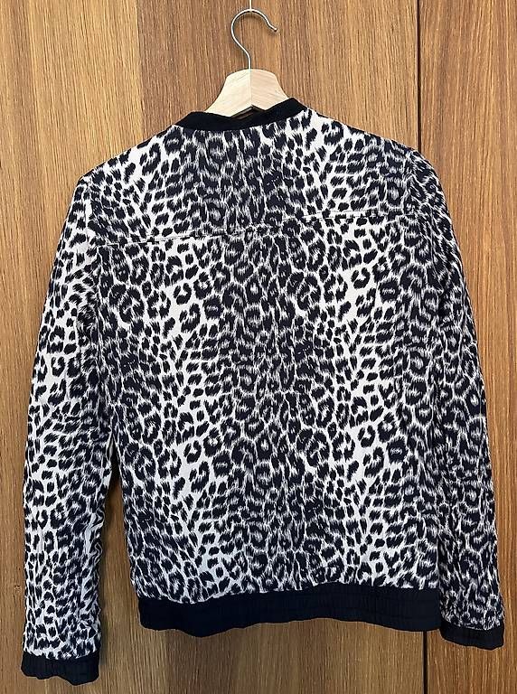 Only Jacken: schwarze Jacke mit Leoprint (drehbar) – Gebraucht aus Gais von T_iziana 3
