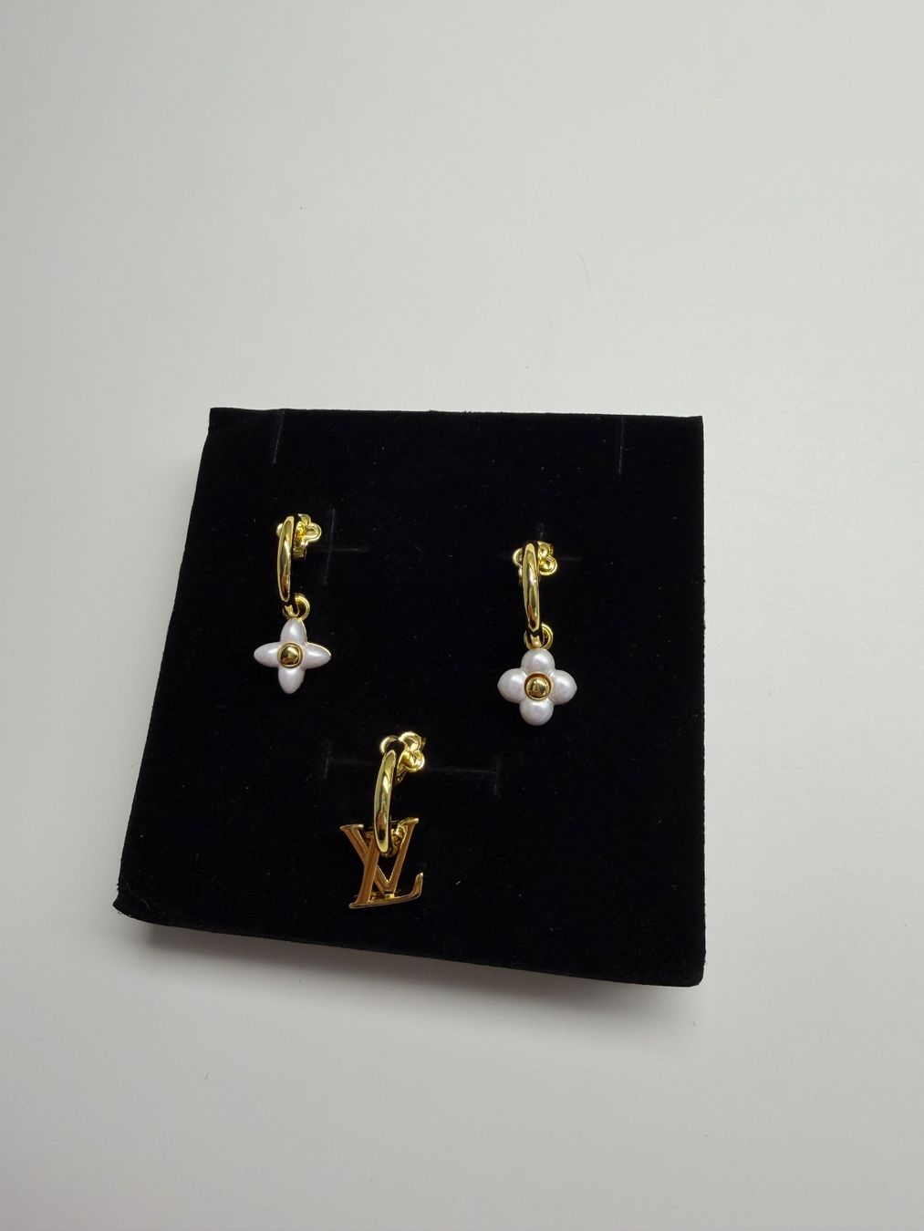 Louis Vuitton Orecchini pendenti & Orecchini a lobo: Louis Vuitton Floragram M01025 – Usato da Rebstein venduto da gad_gz8q 1