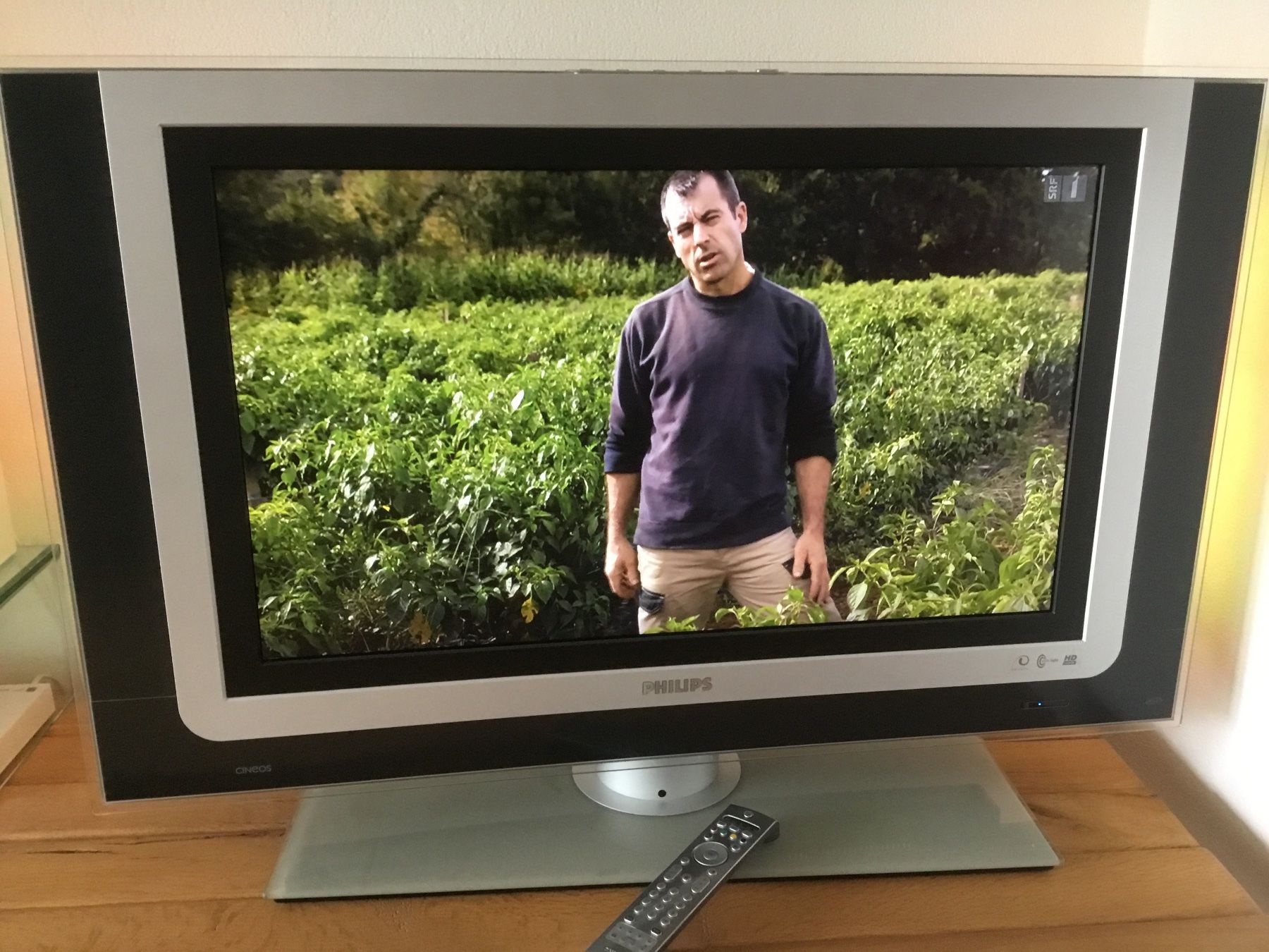 Philips Fernseher: Philips TV  32 PF 9830 Ambilight – Defekt aus Kerzers von Georges3210
