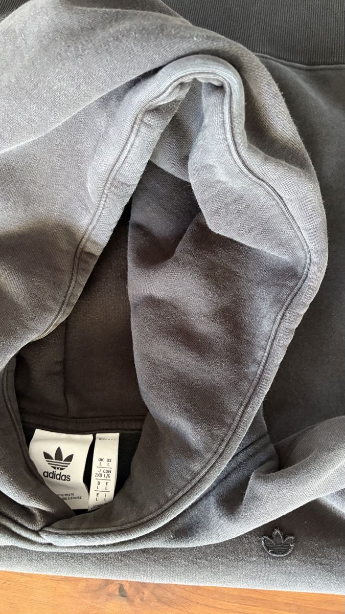 Adidas Pulls & Sweat-shirts: hell schwarzer Adidas Hoodie – D'occasion à Thun par joana.lea 2