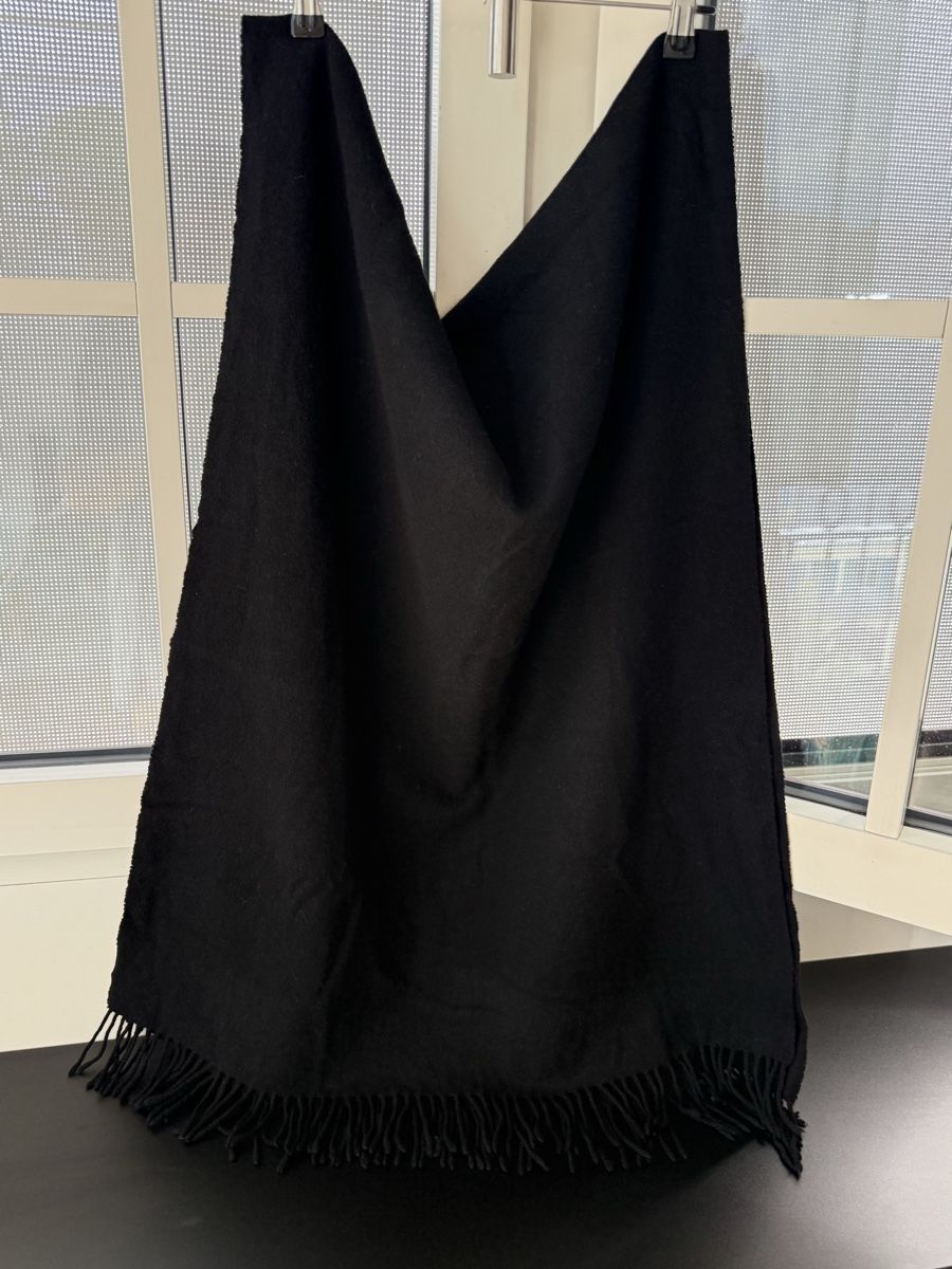 Acne Studios Foulards & écharpes: Acne Studios Oversized Wool Scarf / Shawl - Schwarz – D'occasion à Zürich par ang_thj9 3