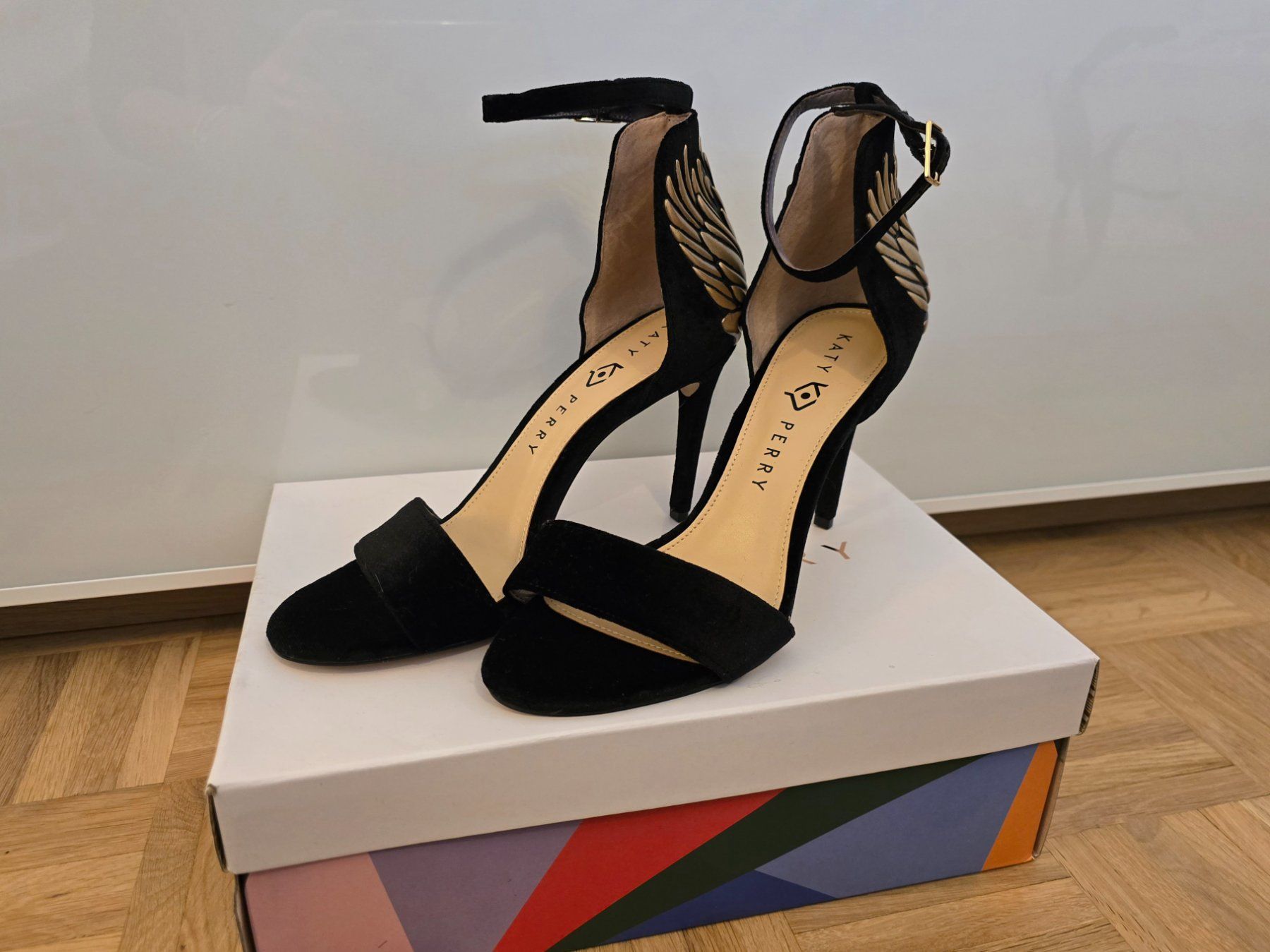 Scarpe da donna: Sandales Katy Perry noires à ailes dorées – Nuovo e nell'imballaggio originale da Genève venduto da cec_d6pg
