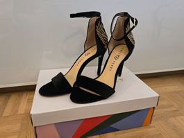 Sandales Katy Perry noires à ailes dorées