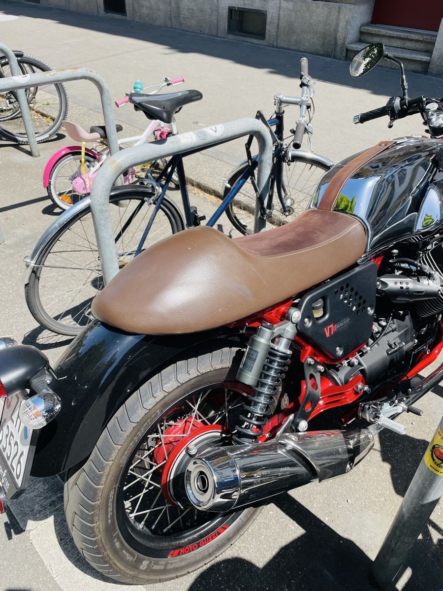 Moto Guzzi Alle Motorradersatzteile: Moto Guzzi V7 Sattel Braun Sitzbank mit Soziusabdeckung – Gebraucht aus Zürich von Design_Studio