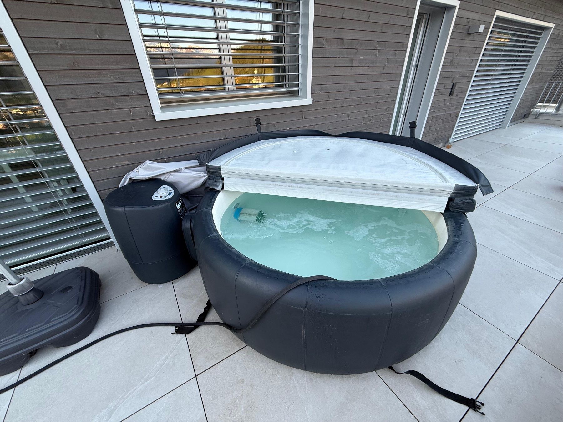 Softub Whirlpool: Softub Legend Whirlpool – Gebraucht aus Steinen von slimbuddy 2