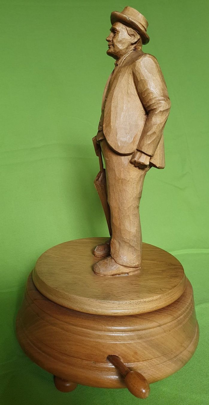 Figurines: Geschnitzte Holzfigur/Musikdose Brienzerbuurli – D'occasion à Steffisburg par chloeisli 2