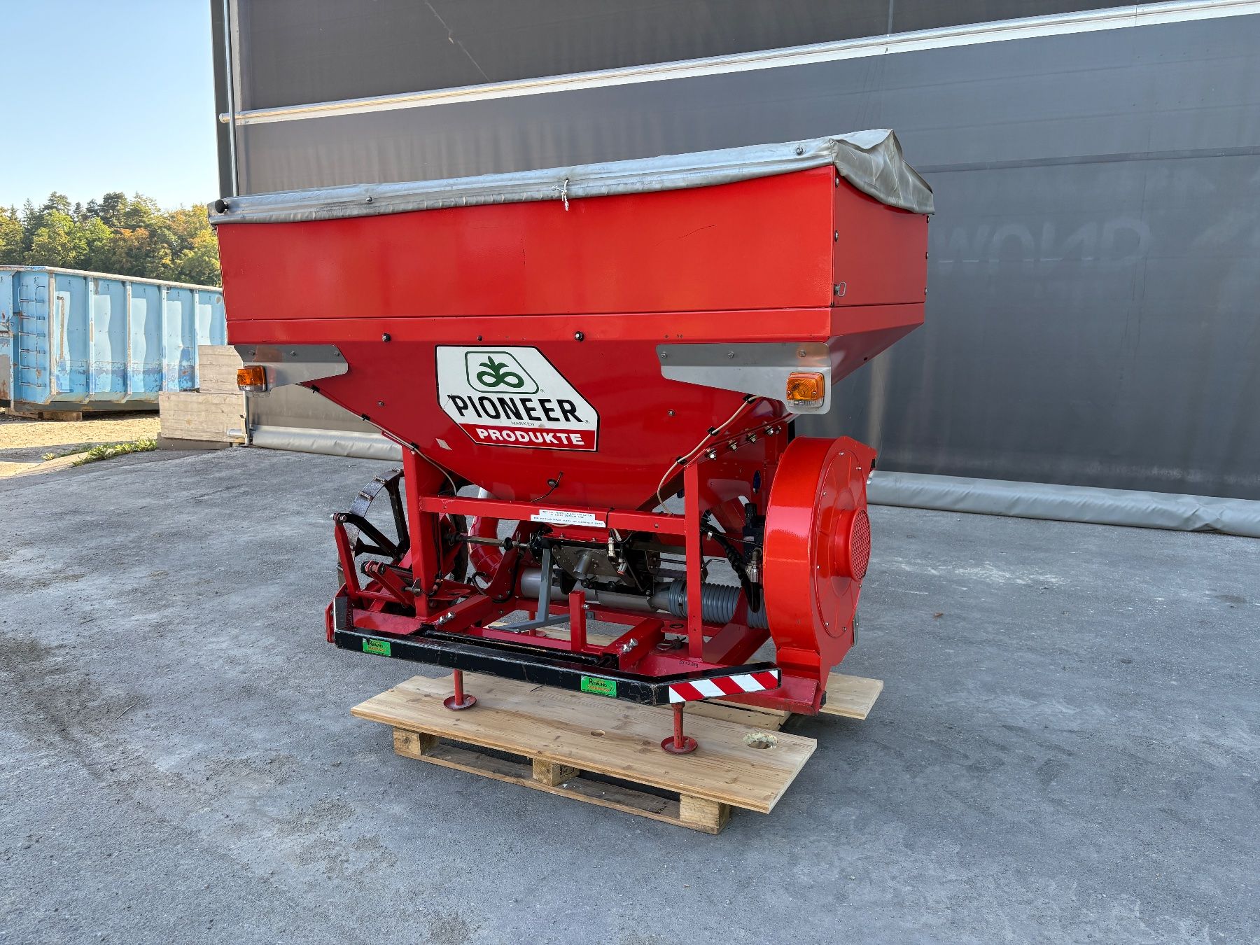 Tutte le macchine: Frontank Kuhn – Usato da Rizenbach venduto da Farmwork 1