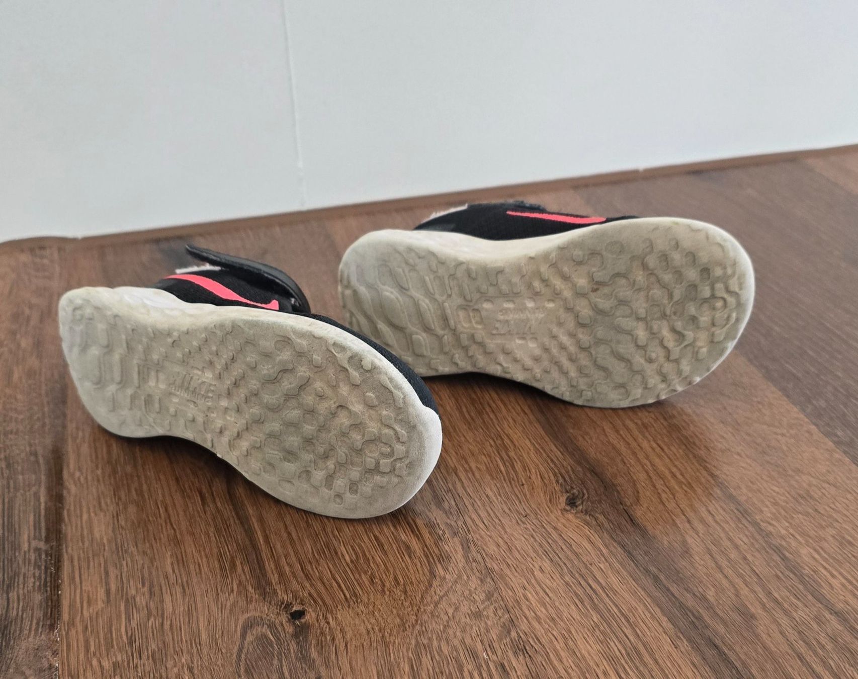 Nike Scarpe per ragazze: Nike Sneaker Gr. 25 – Usato da Zäziwil venduto da Seisler 2