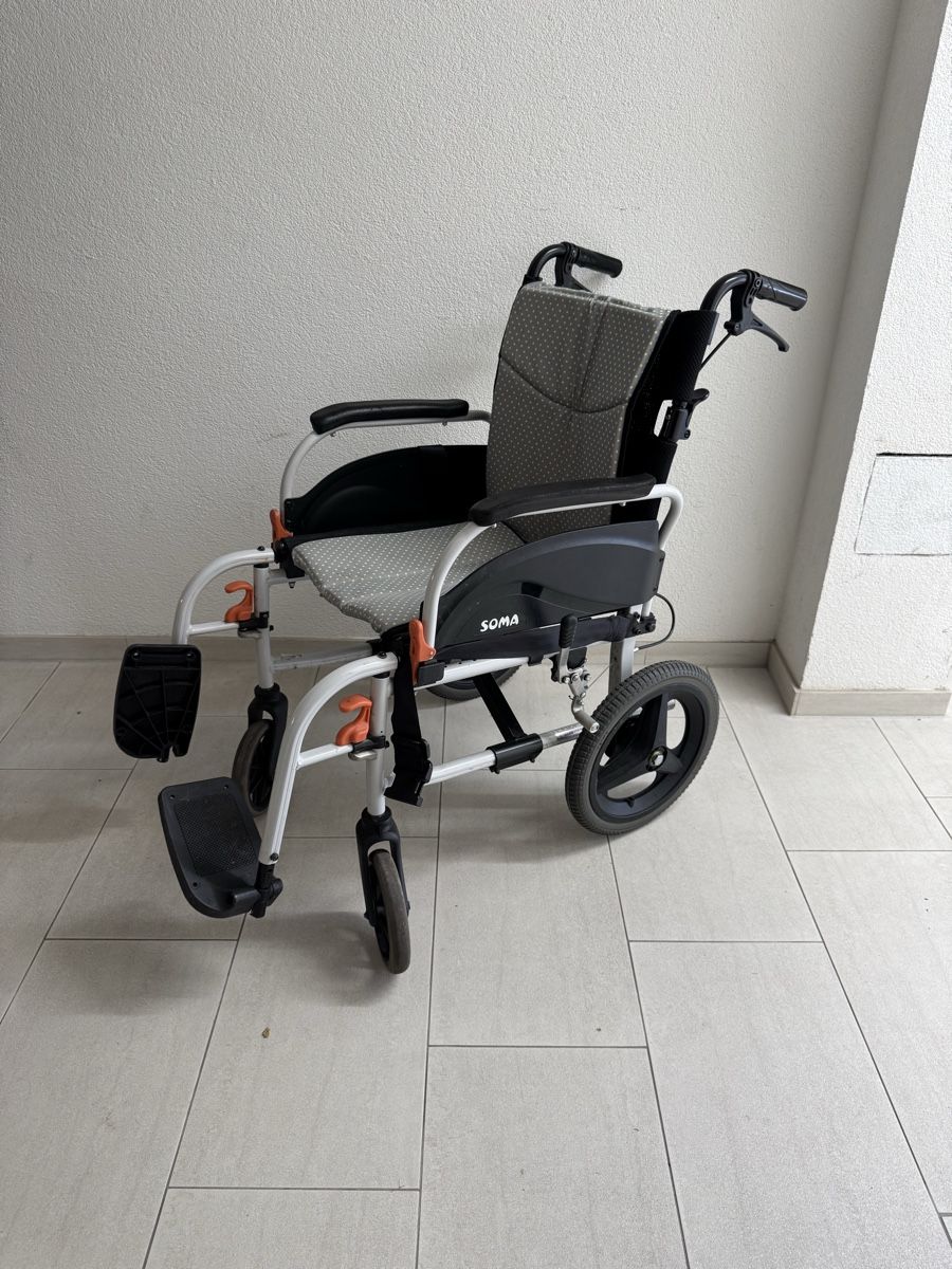 Sedie a rotelle: Rollstuhl SOMA leicht gebraucht Sitzbreite 40cm – Usato da Birsfelden venduto da inf_l2yy