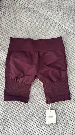 Weinrote Sportleggings von THRIVIN