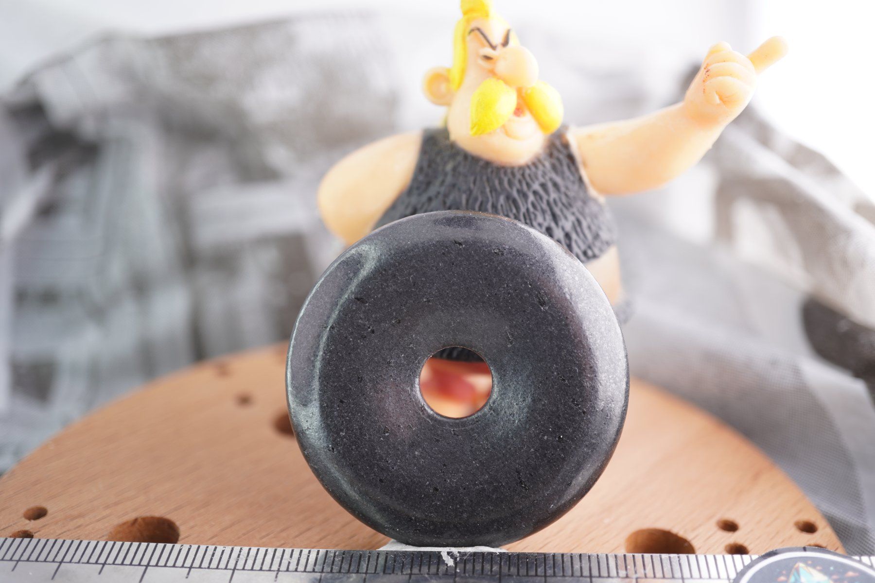 Minéraux & Lithothérapie: Schungit   Pi  Scheibe  ca40mm    ab  1.-     Räumung – Neuf avec emballage d'origine à Eschenbach SG par topstone 2
