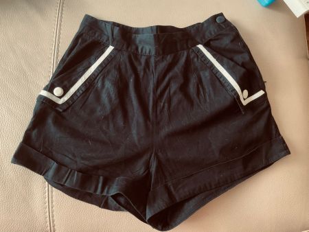 Short femme noir taille XS très bon état acheté chez MANIAK
